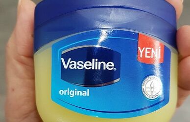 Vazelin bir üyesi artırmak için kullanıyor