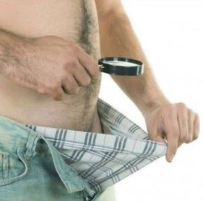 Bir adam pantolonunun altına bakıyor ve penisini jelle büyütmek istiyor